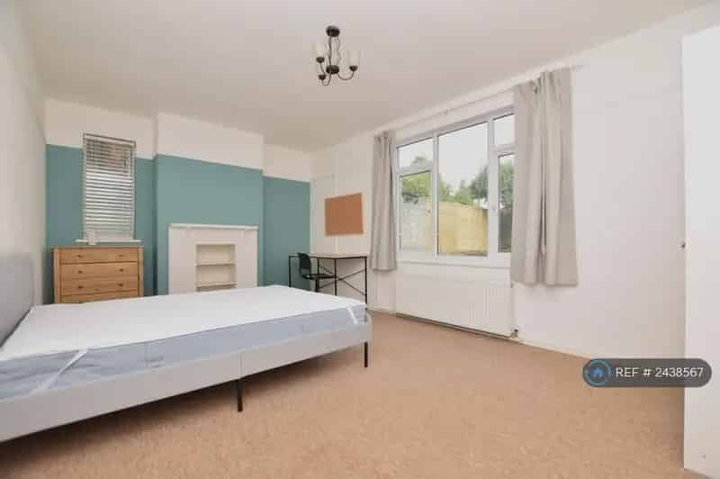 4 Bedroom Semi-Detached House for Students and Sharers