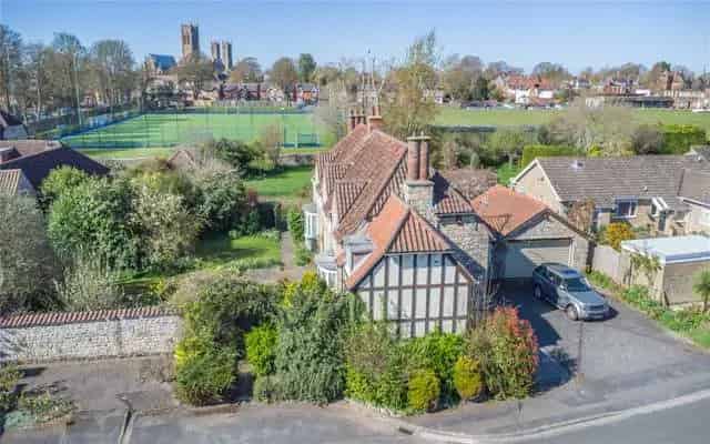 5 Bedroom Detached Family Home with Garden and Double Garage