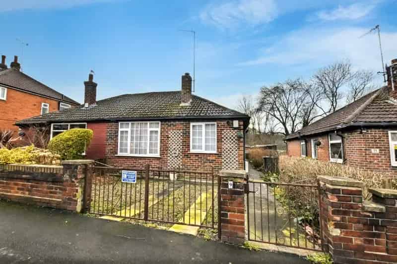 Two Bedroom Bungalow Meanwood Large Garden Detached Garage No Onward Chain