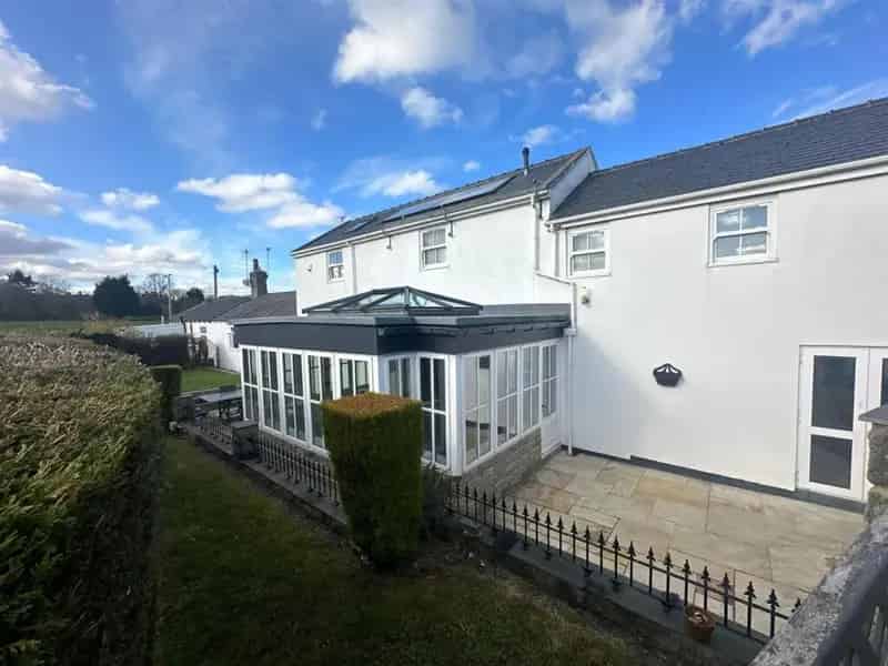 4/5 Bedroom House in Wyke Large Gated Plot Private Parking