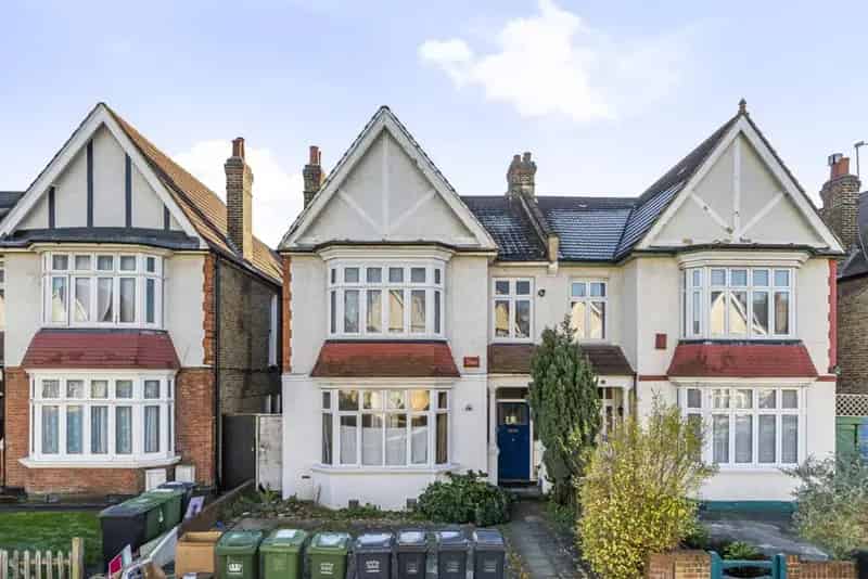 Spacious Studio Flat in Conservation Area Great Transport Links