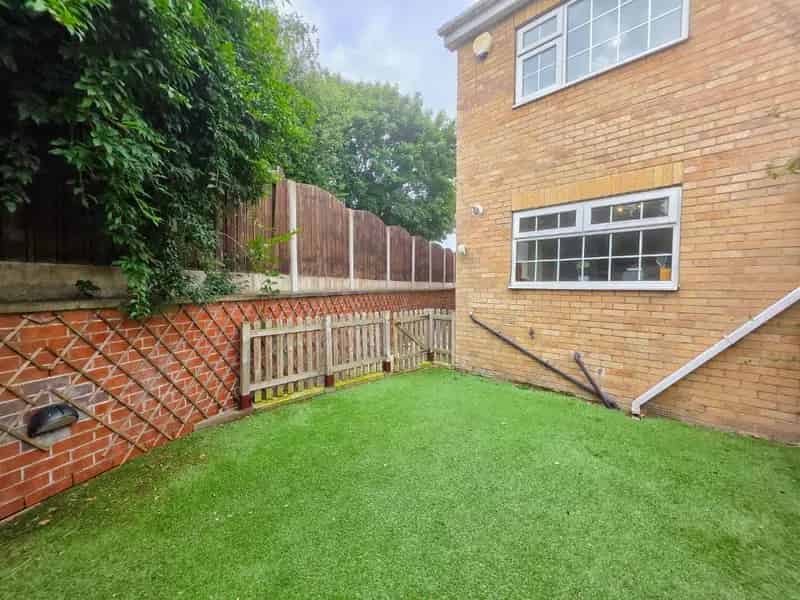 3 Bed House For Sale Near Shops Schools and M1 Motorway
