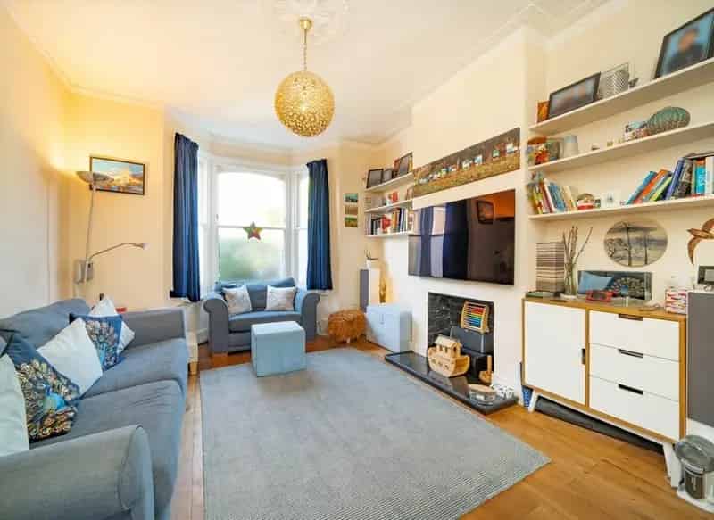 Five Double Bedroom House in Tooting Bec