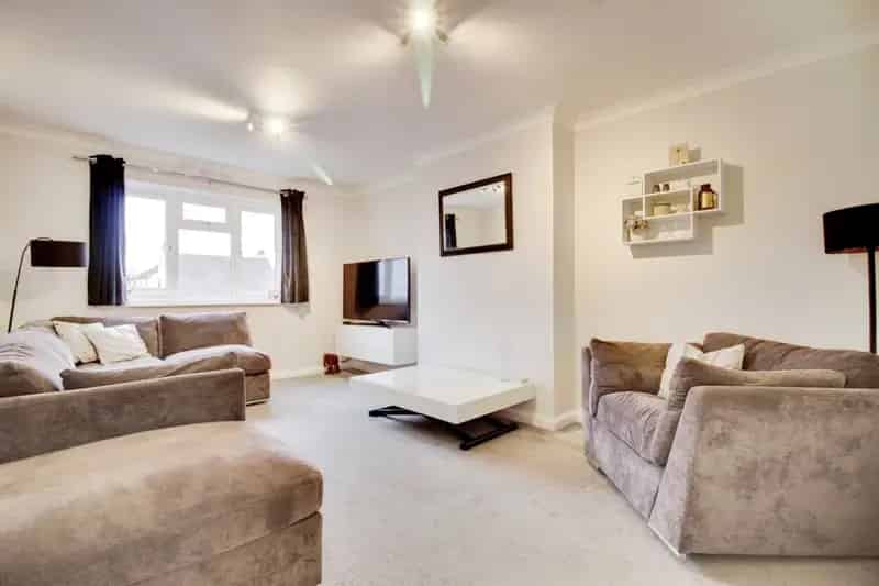 2 Double Bedroom Maisonette with Private Garden Near Rye House Station