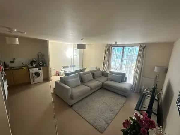 Spacious 2-Bedroom Flat Near Colindale Station