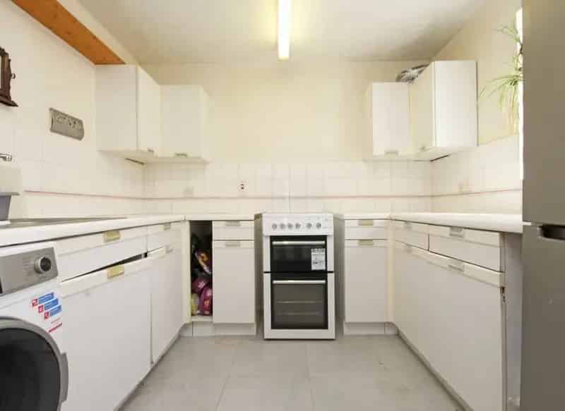 Spacious 2-Double Bedroom Ground Floor Apartment with Parking