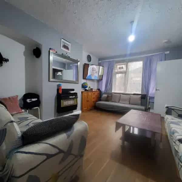 3 Bedroom House with Large Garden and Parking Near King Edward School