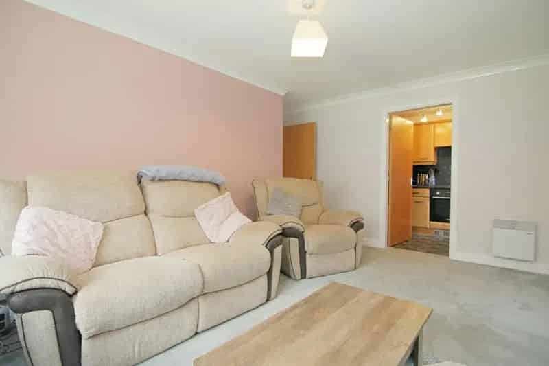 2 Bed House for Sale Ground Floor Flat Allocated Parking