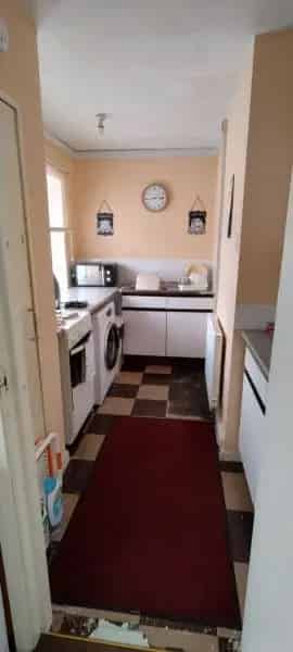Studio Flat with Two Wardrobes and Good-Sized Kitchen