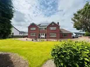 6 Bedroom Detached House with Large Lawns and Double Garage