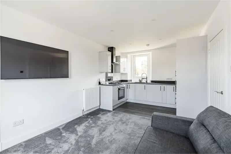 2 Bed Flat Bonnyrigg - Newly Renovated Main Door Upper Villa