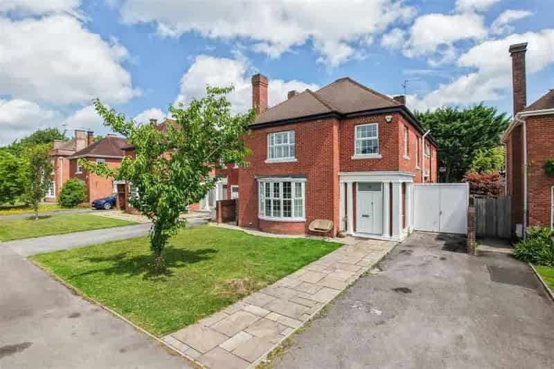 6 Bedroom Detached House for Sale