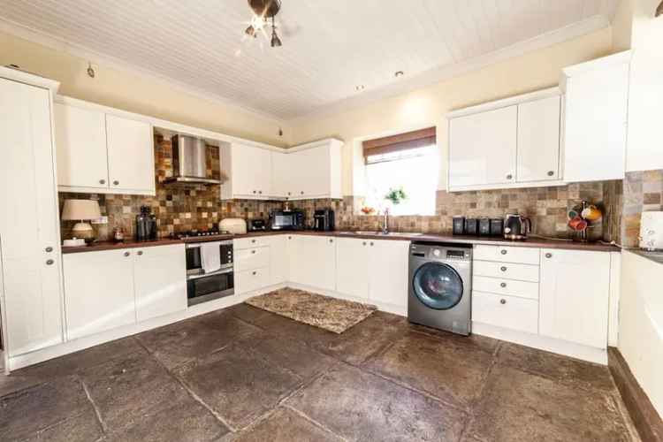 3 Bedroom Family Home with Garden and Detached Garage