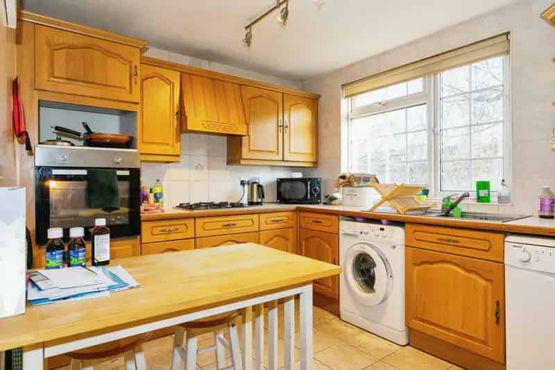 3 Bedroom Split Level Maisonette Near Bow Road Station