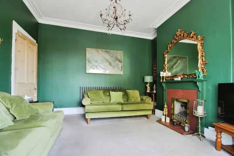 4 Bedroom End Terrace House Near Town Centre