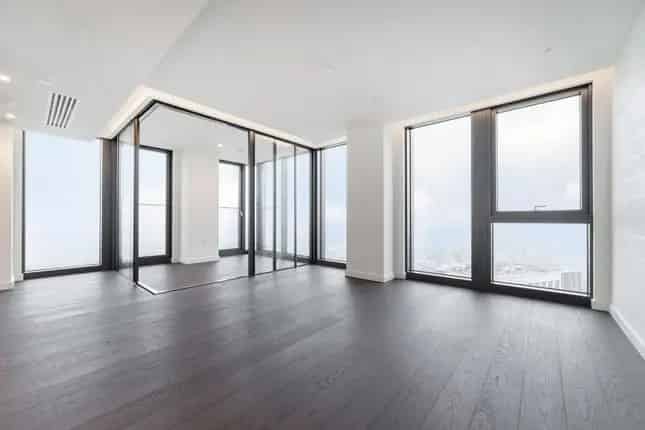 Flat for Sale in London SW8