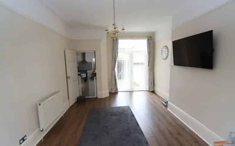 6 bed house for sale