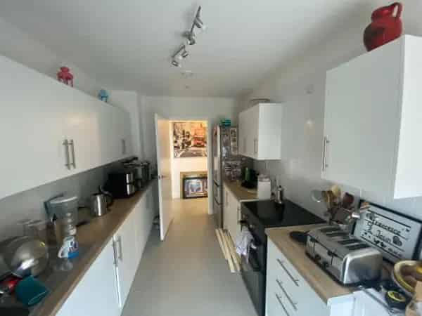 Spacious 3-Bed 2-Bath Modern Apartment with Balcony and City Views