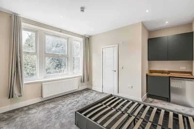 Modern Fulham Palace Road Studio All Bills Included