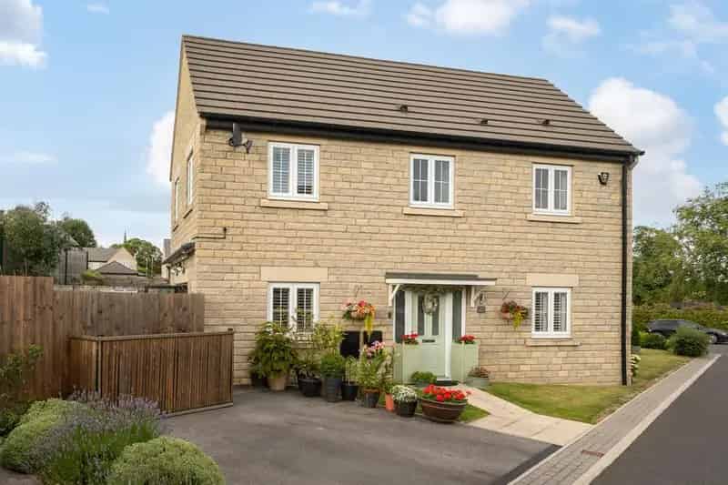 3 Bedroom Detached House for Sale in Birkenshaw