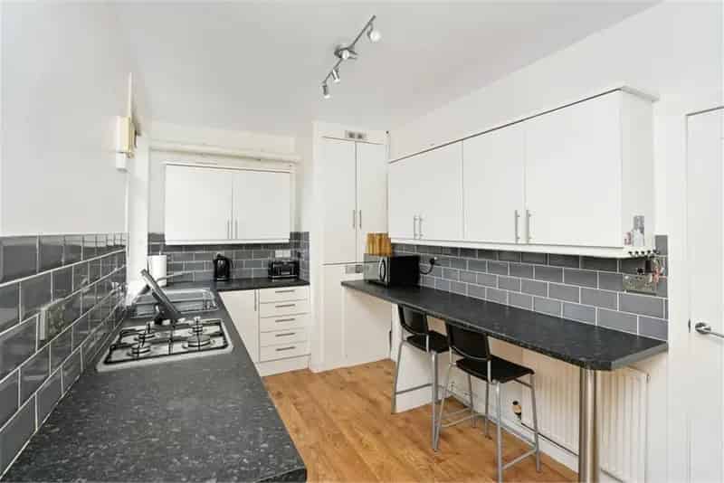 2 Bed End Terraced House with Private Garden and Driveway