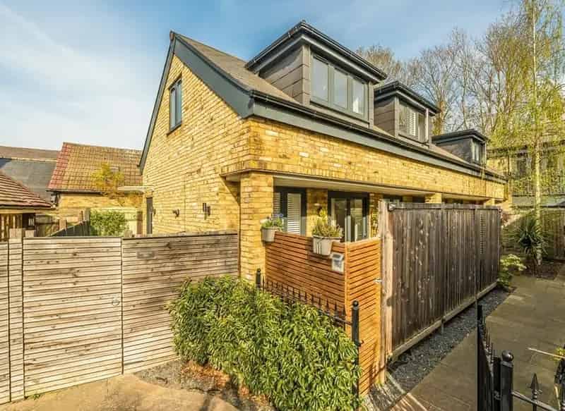 Flat For Sale , Station Road, London, England
