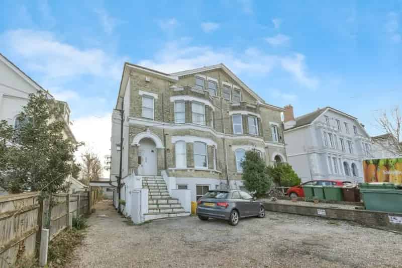 One Bedroom Top Floor Apartment near Tunbridge Wells Station