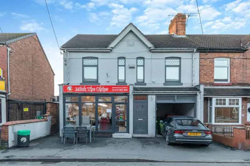 3 Bedroom End Terrace House with Shop