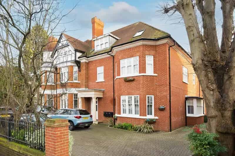 2 Bedroom Flat for Sale in Hampton Court - NO CHAIN