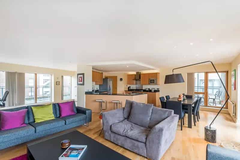Large Contemporary Apartment with West Facing Roof Terrace