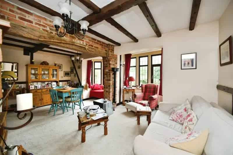 3 Bed Detached House with Commercial Aspect