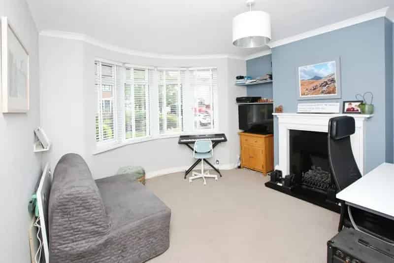 Spacious 4-Bed Semi-Detached House Near Coryton Station