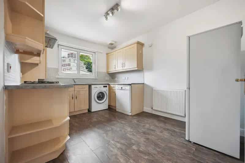 Spacious 2-Bedroom Top Floor Apartment Near Clydebank
