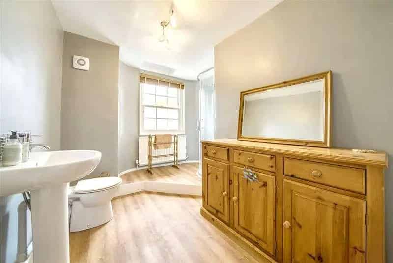 5 bed house for sale