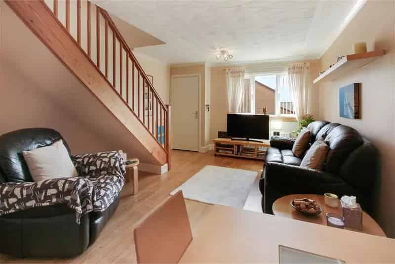 2 Bed Terraced House with Modern Shower Room and Gardens