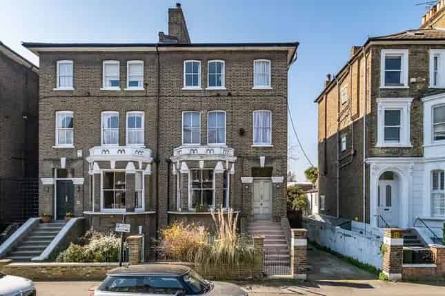 Semi-Detached House for Sale in London SW4