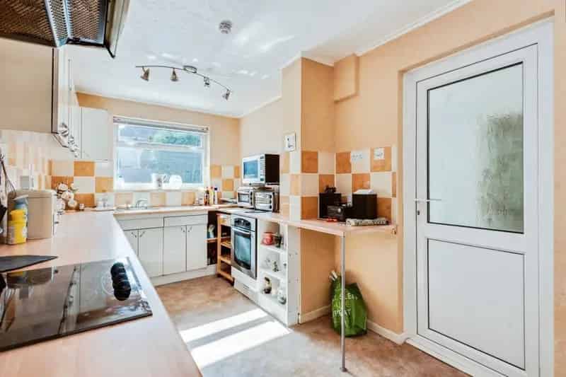 Charming 2-Bedroom Home with Garage and Garden in Swindon