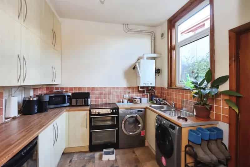 Family Home with Modern Kitchen and Expansive Garden
