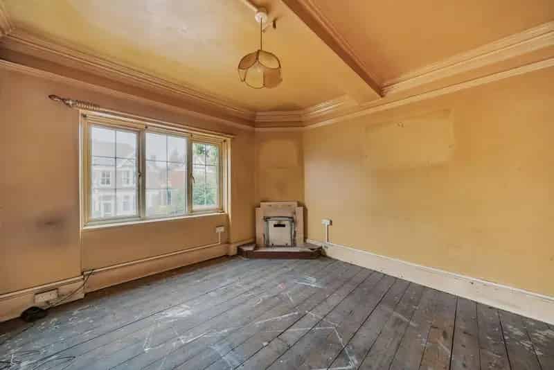 Split Level Maisonette Near Transport Links and Amenities