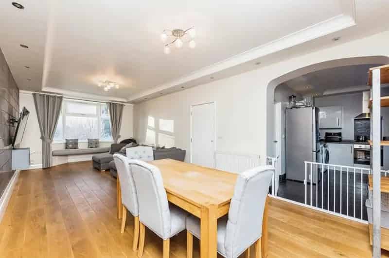 5 Bedroom 3 Story Semi Detached House Family Home