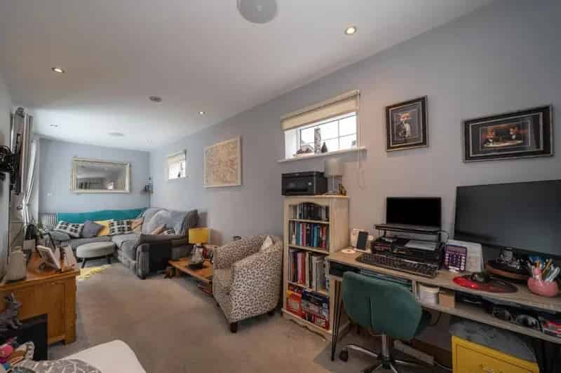 Semi Detached House Near High Street Shops and Restaurants