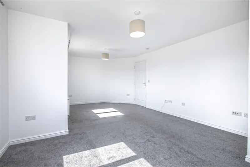 2 Bed Flat First Floor with 1 Reception Room