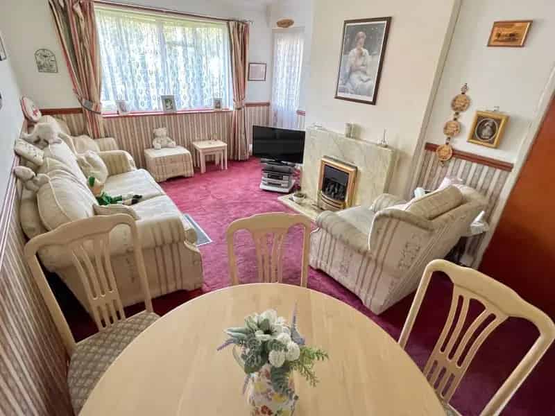 2 Bedroom Maisonette House to Rent