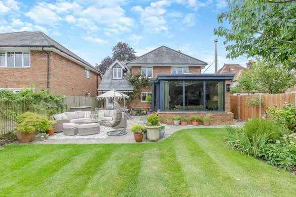Luxury 4-Bed House Town Centre Location Contemporary Interior Private Garden