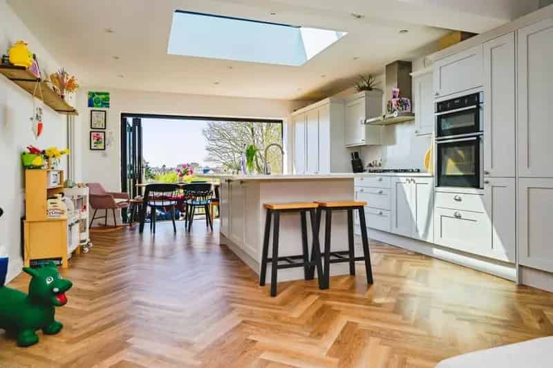 3-Bedroom Extended Family Home in Boxmoor - Near Schools and Station