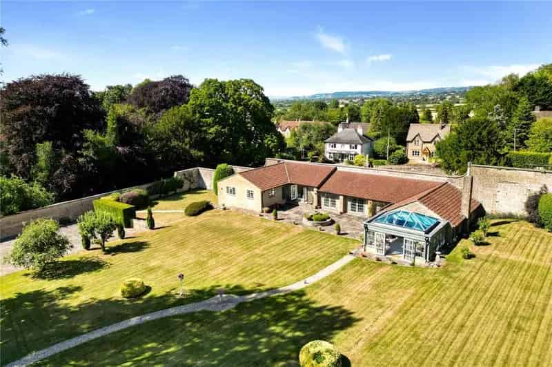 6 Bedroom Detached House For Sale
