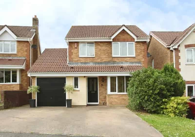 3 Bedroom Detached House for Sale in Clos Enfys Caerphilly