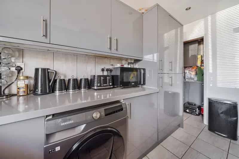 3 Double Bedroom Extended Semi-Detached House Near Furze Platt Station