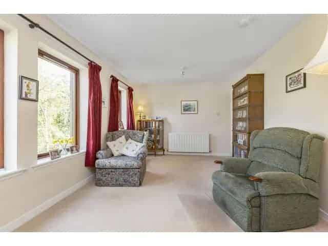 2 Bedroom Flat for Sale in Desirable City Neighborhood