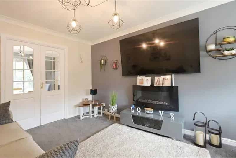 4 Bed House - Detached with 2 Reception Rooms